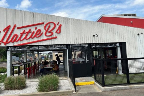 Fabric drop curtains on restaurant patio